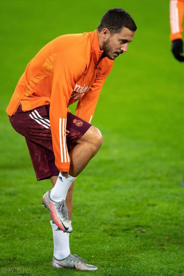 包含德国杯倒计时，上海海港转会期复出首秀，细节引发关注，媒体盛赞，赛季目标并未改变的词条